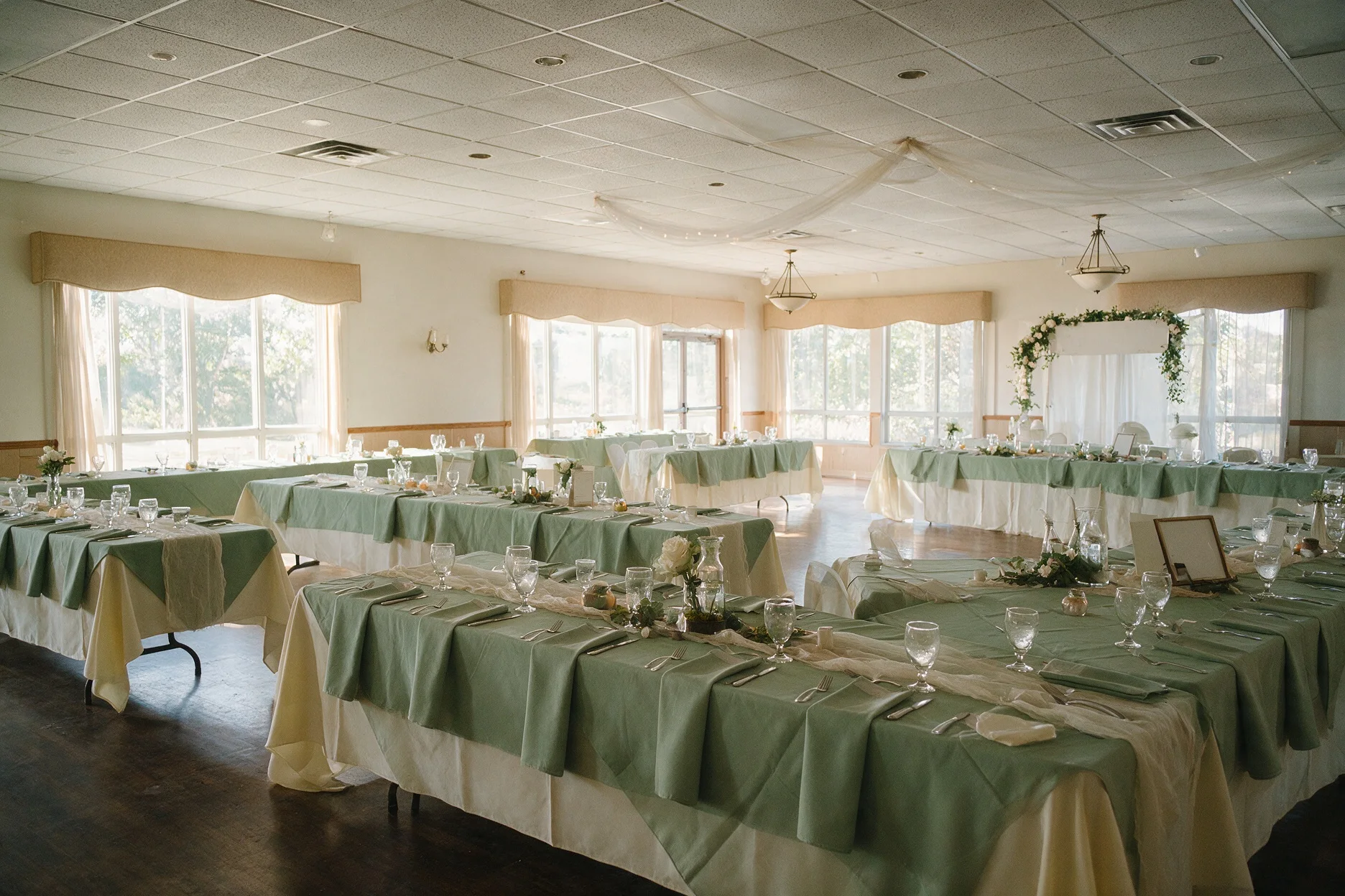 Salón de fiestas con las mesas puestas