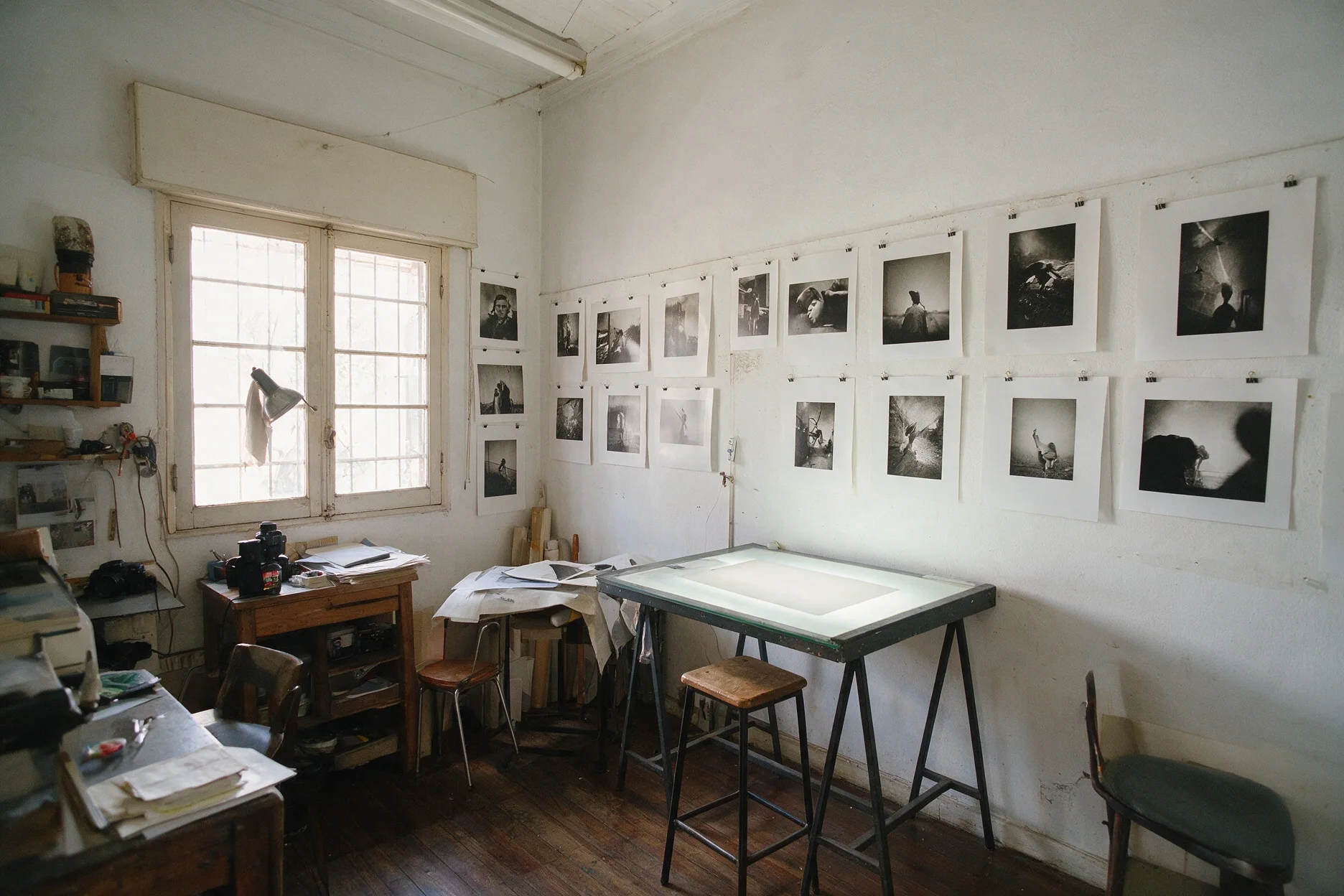 El estudio, con las copias colgadas