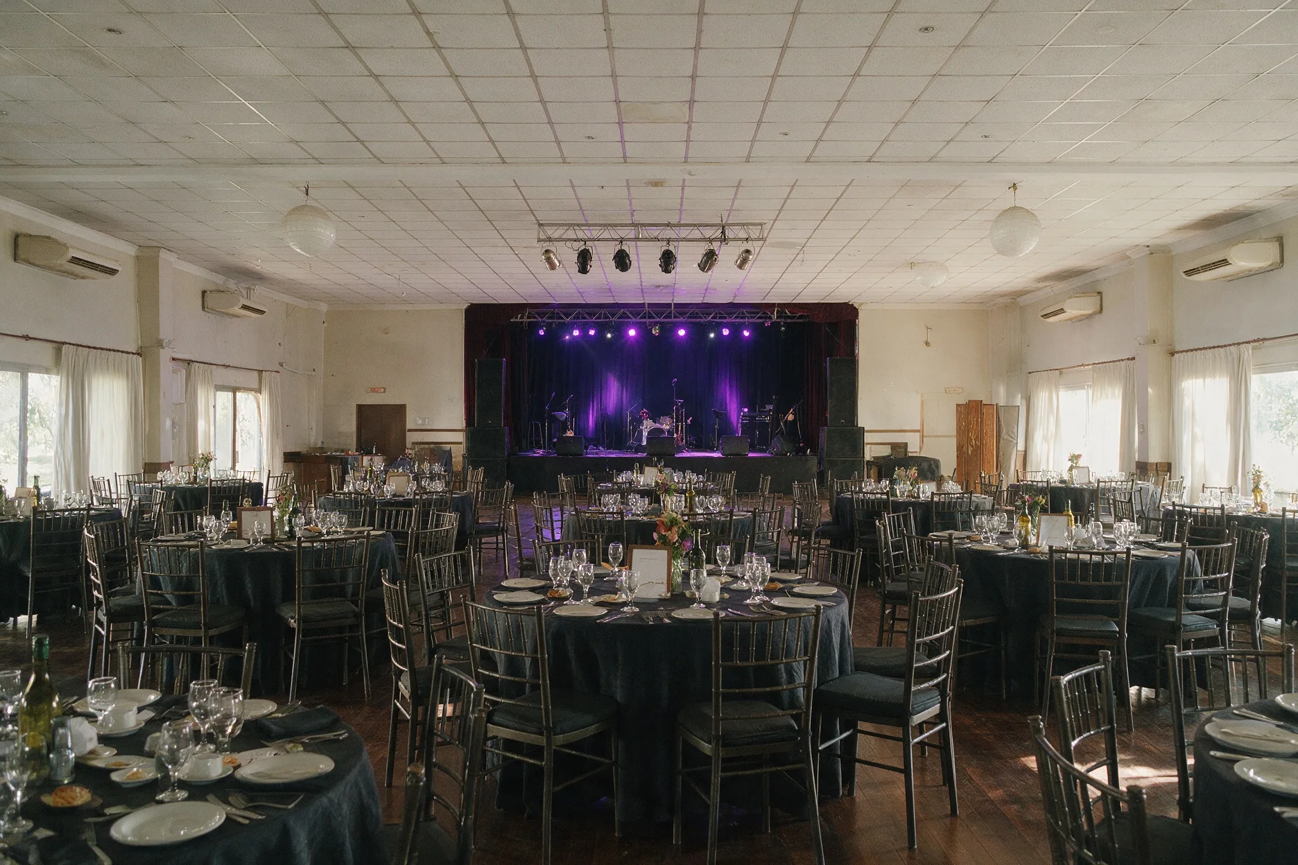 Salón de fiestas con las mesas redondas listas