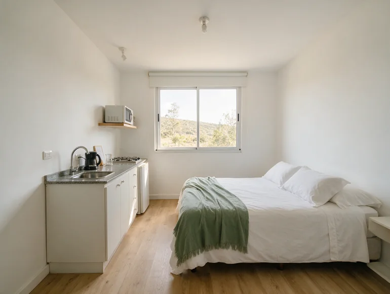 Studio con cama doble, kitchenette y ventana a las sierras