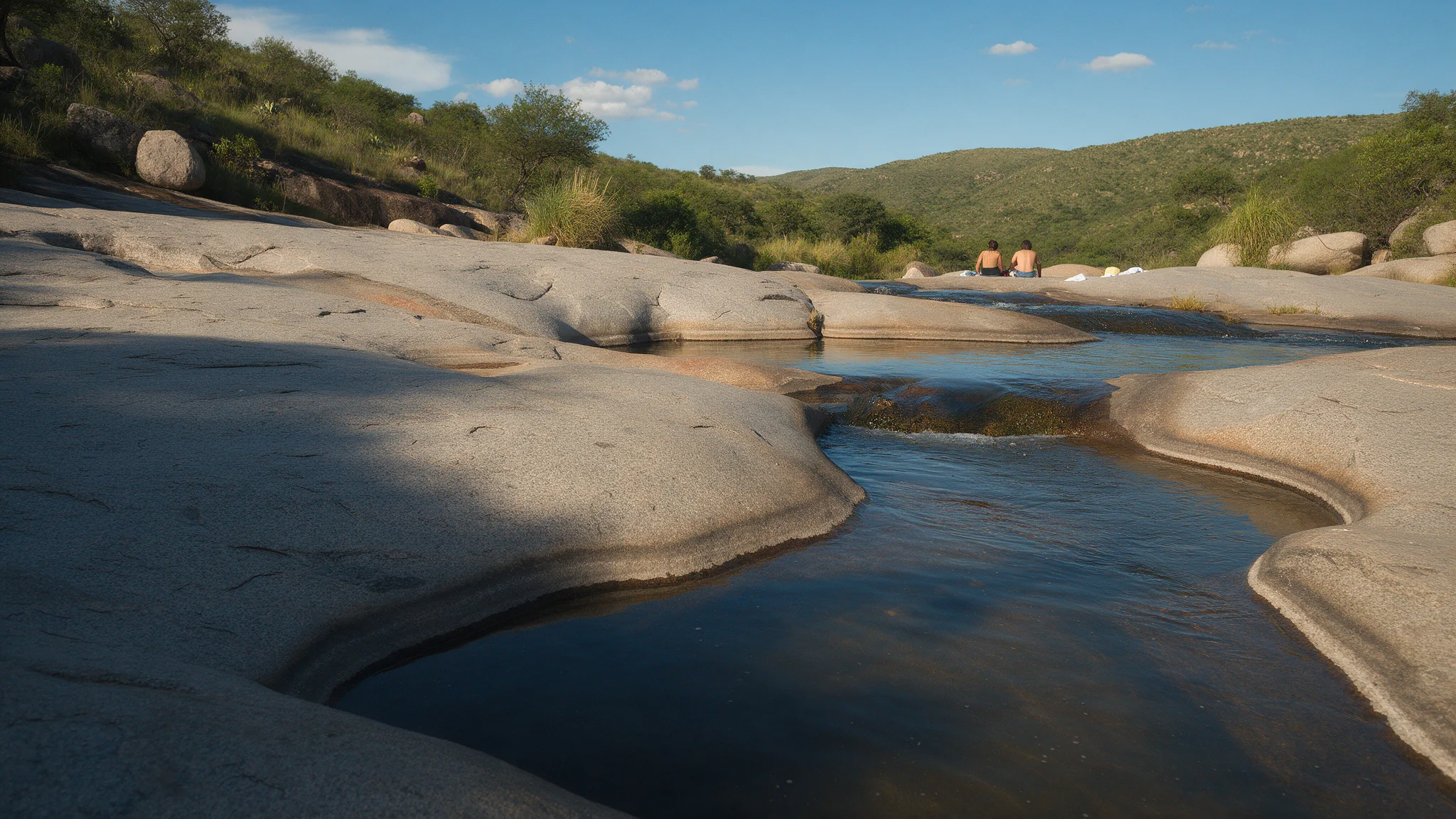 Río serrano de aguas claras entre grandes piedras de granito