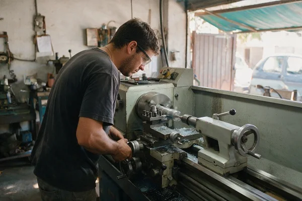 Técnico en un torno
