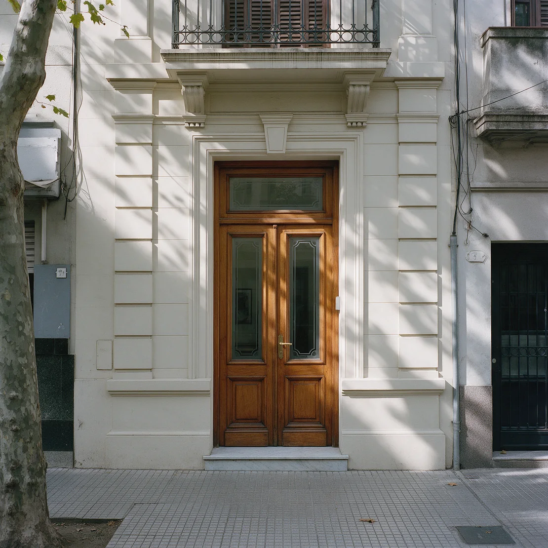 La puerta de madera del estudio en un edificio antiguo